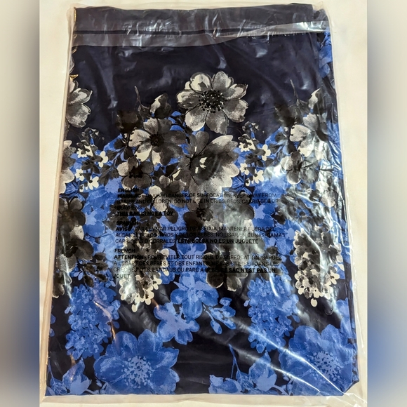 Set of three women's scrub tops. Size XL. Butter-soft brand. - Picture 6 of 13